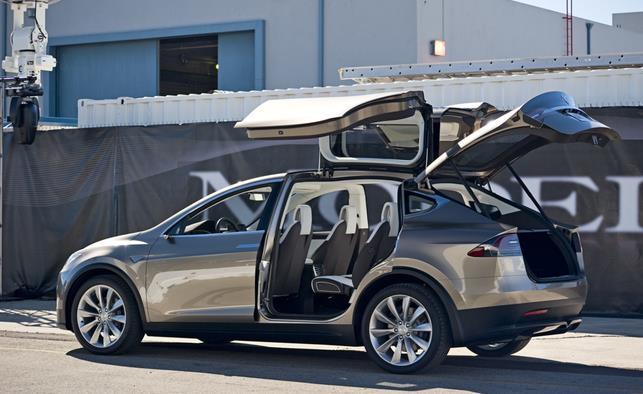 Les portes arrière du nouveau Tesla Model X seront en forme d'ailes de mouette facilitant l'accès à bord