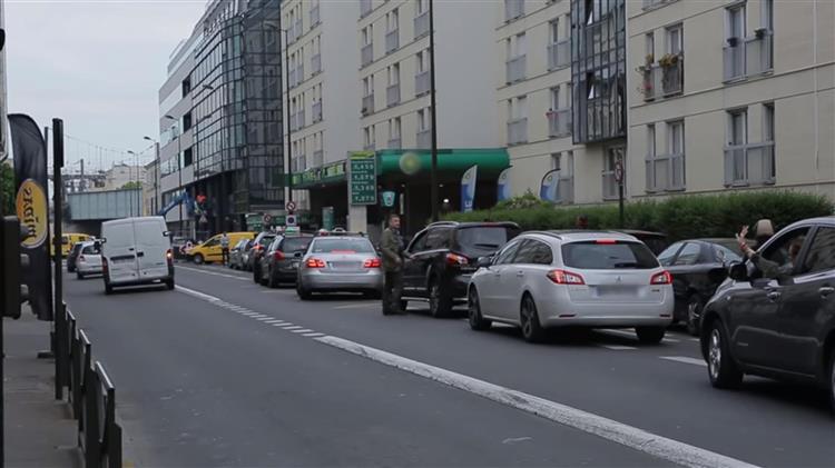 Une file d’attente devant une station-service de la capitale sur laquelle Nissan a jeté son dévolu