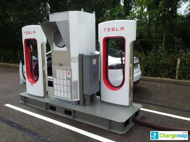 L’Yonne fut le premier département français à accueillir un Supercharger de Tesla Motors (Appoigny, près d’Auxerre)