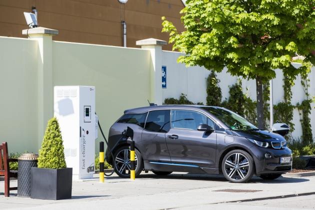 Une BMW i3 se rechargeant sur une borne rapide sur l’axe Munich-Berlin, en Allemagne