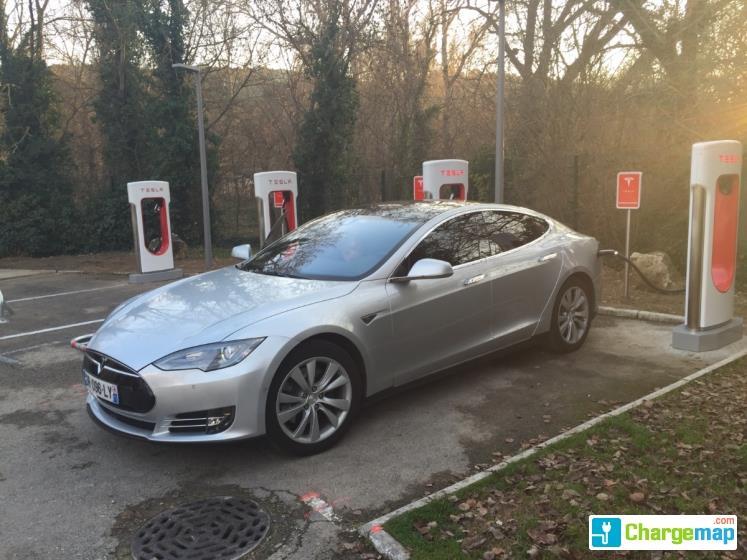 Des super bornes de recharge Tesla bientôt installées à Hautmont ? - La  Voix du Nord